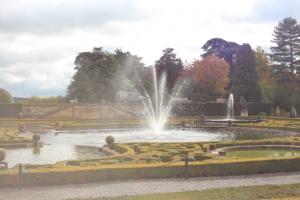 The water fountain and topiary distinguishing the water garden at Bleinheim