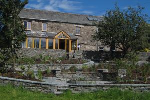 The garden uses lakeland slate for the low walls that define the seating and pla