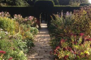 A pathway for the foot and the eye at Hidecote House