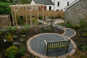 A view of the whole garden showing the oak pergola that gives instant height and